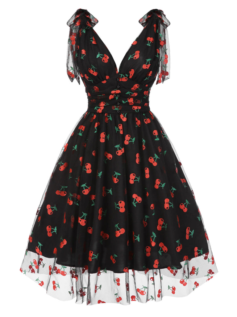 Robe trapèze noire en maille cerise des années 1950
