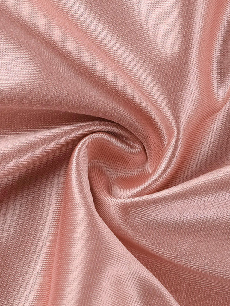 Robe fendue rose froncée en satin uni années 1930