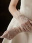 Gants en mousseline de soie et dentelle cousus avec perles