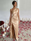 Robe asymétrique en satin fendue et froncée années 1960