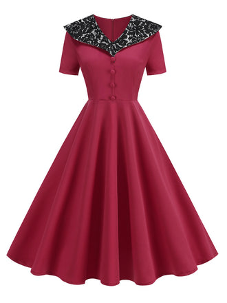 Robe trapèze col revers sauvage rouge en dentelle florale des années 1950