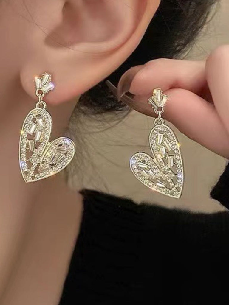 Boucles d'oreilles en forme de cœur argentées ornées de cristaux