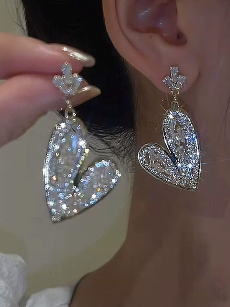 Boucles d'oreilles en forme de cœur argentées ornées de cristaux