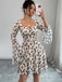 Robe courte beige fleurs décolleté cœur et manches cloche résille années 1950