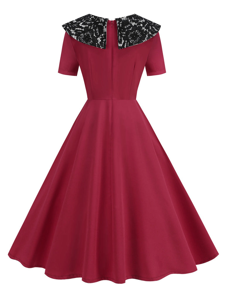 Robe trapèze col revers sauvage rouge en dentelle florale des années 1950