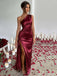 Robe asymétrique en satin fendue et froncée années 1960