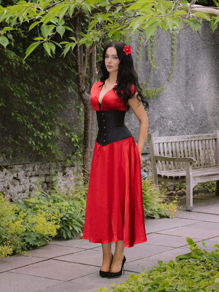 Robe en satin à col en V profond et couleur unie des années 1950