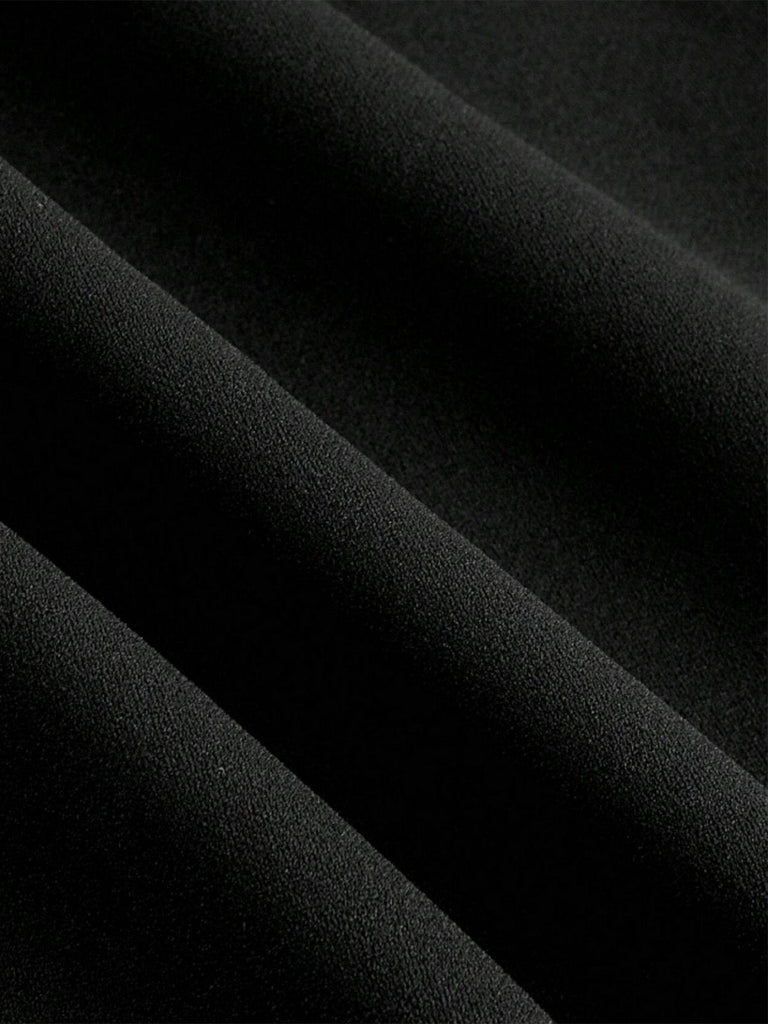 Combinaison noire à col bénitier et empiècements en dentelle transparente années 1950