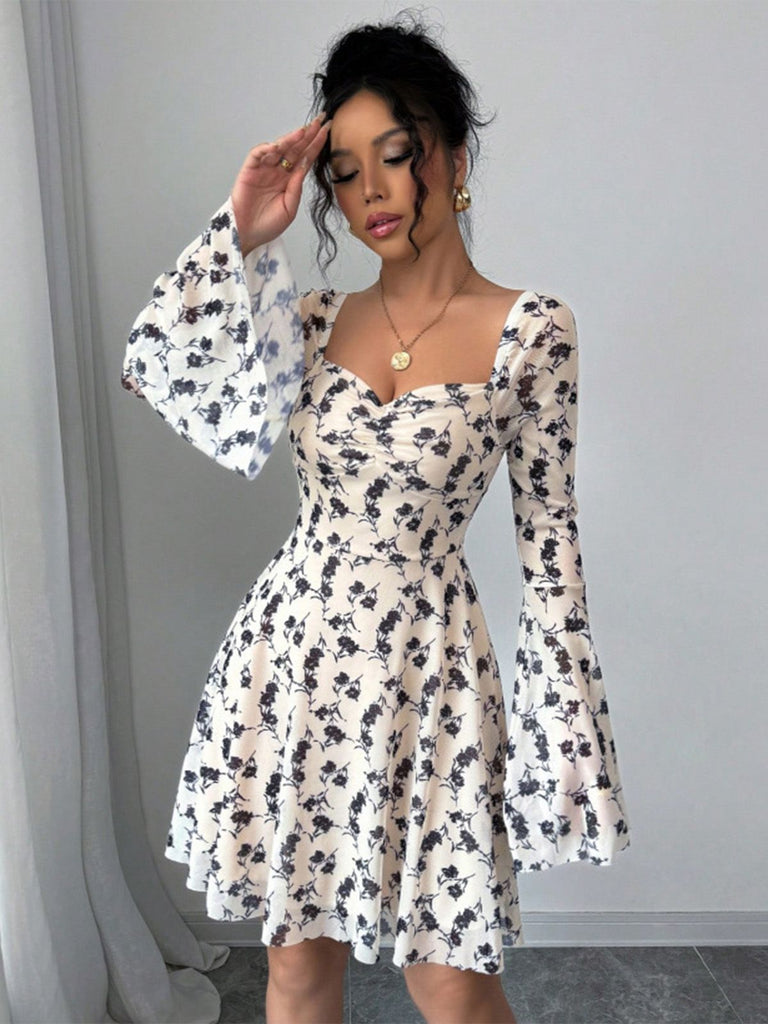 Robe courte beige fleurs décolleté cœur et manches cloche résille années 1950
