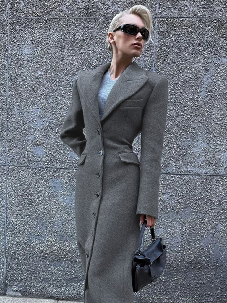 Manteau longue rouge vin à boutons col revers unis des années 1930