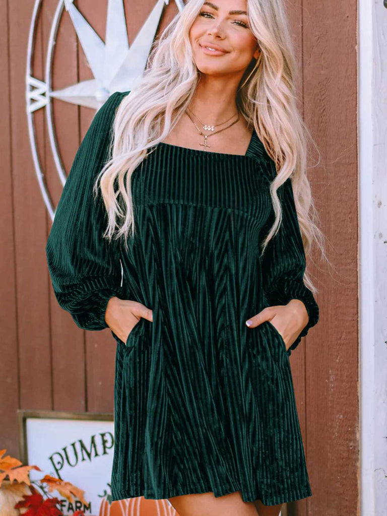 Robe babydoll en velours à col carré et manches bouffantes années 1960