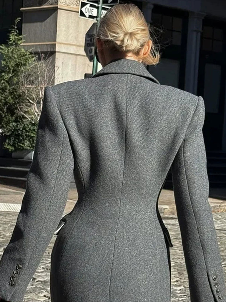Manteau longue gris à boutons col revers unis des années 1930