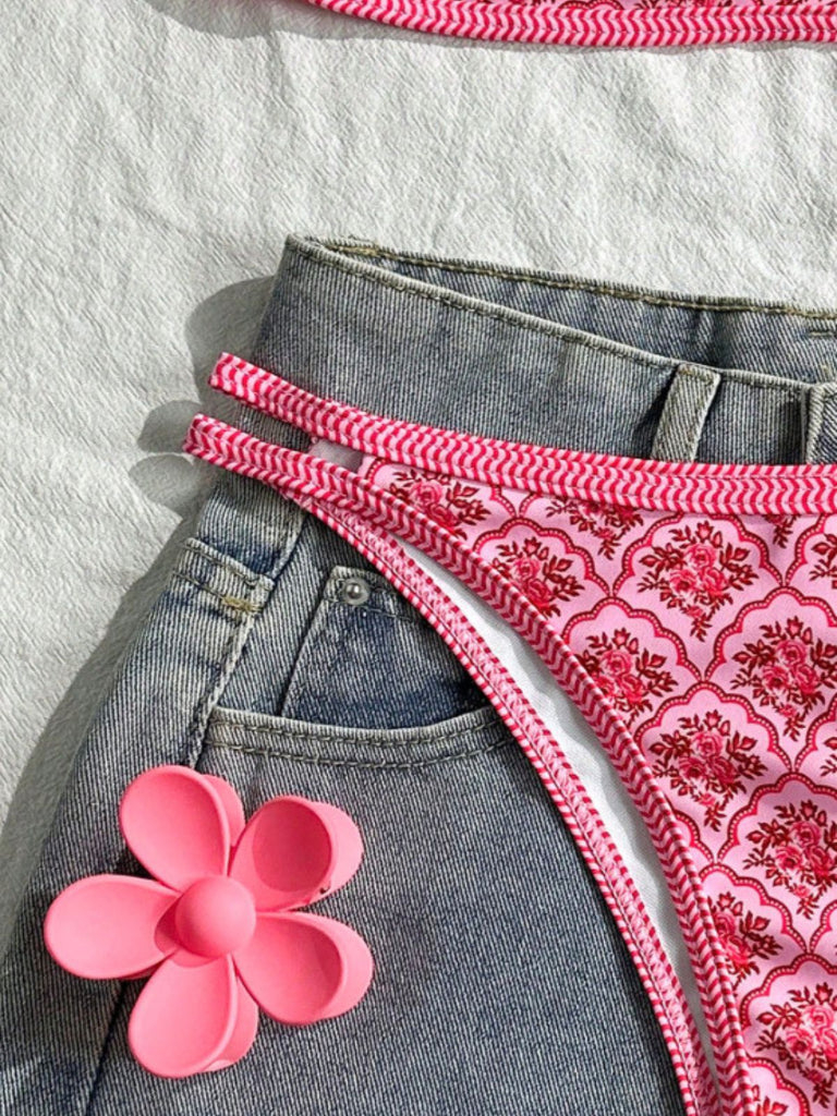 Ensemble bikini rose à imprimé floral années 1960