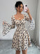 Robe courte beige fleurs décolleté cœur et manches cloche résille années 1950
