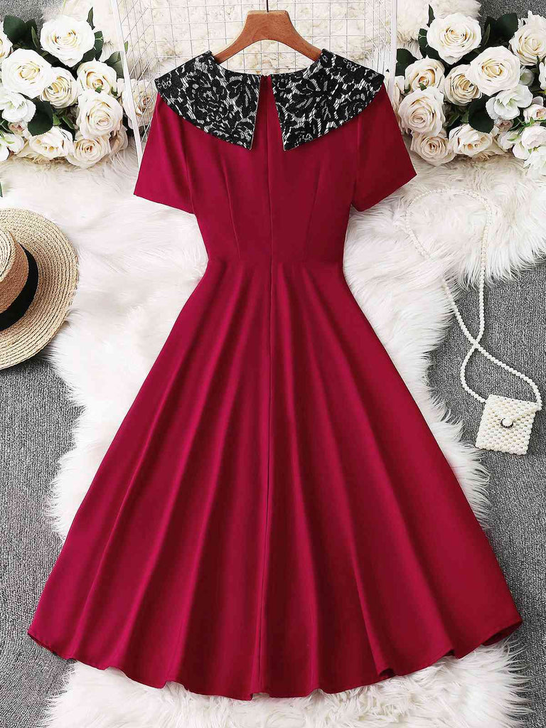 Robe trapèze col revers sauvage rouge en dentelle florale des années 1950