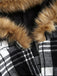 Manteau à capuche à carreaux et bordure en fausse fourrure années 1940
