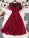 Robe trapèze col revers sauvage rouge en dentelle florale des années 1950