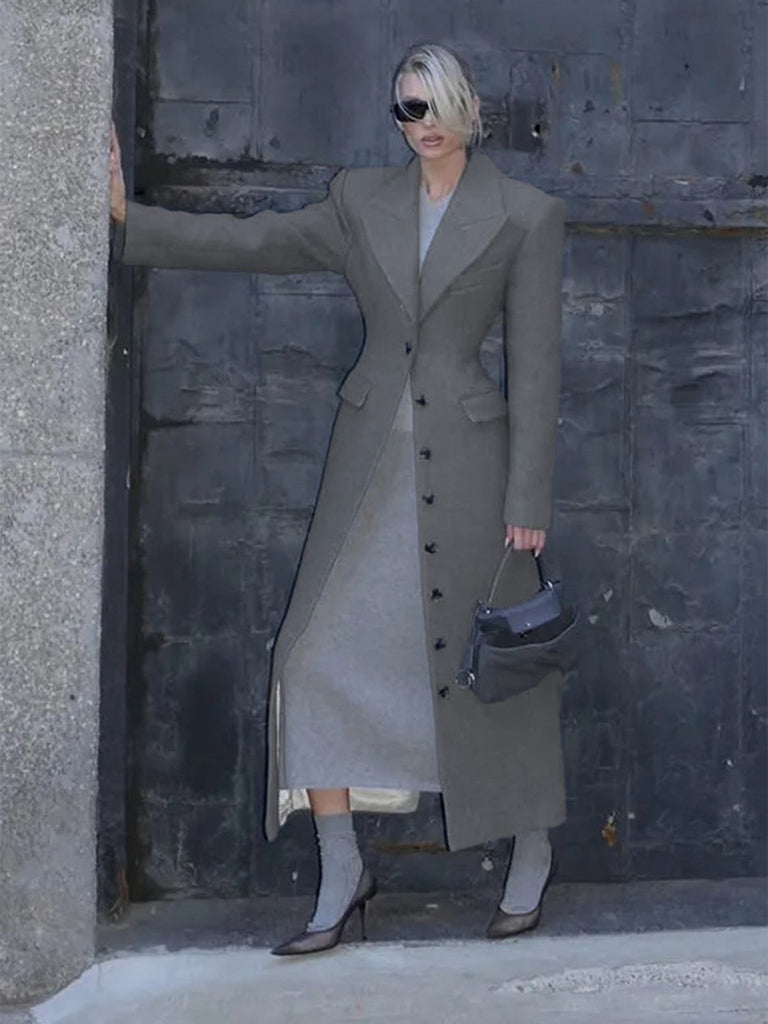 Manteau longue rouge vin à boutons col revers unis des années 1930