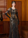 Robe longue à sequins dorés col en V et pompons années 1920