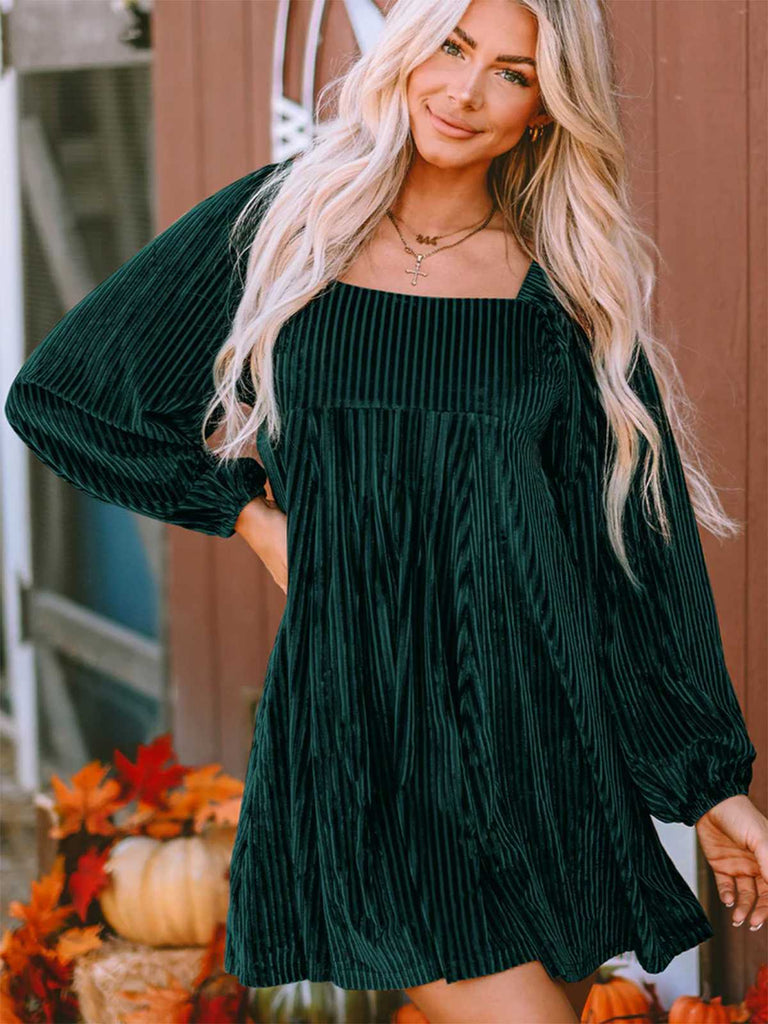 Robe babydoll en velours à col carré et manches bouffantes années 1960