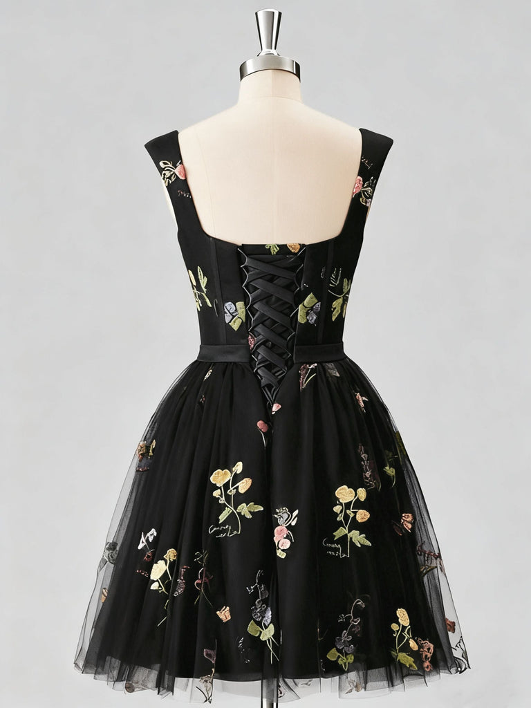 Robe courte en dentelle florale brodée années 1970