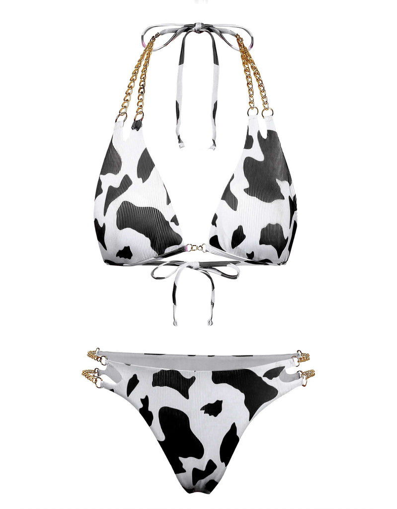 Un ensemble bikini triangle à imprimé vache noir et blanc avec des bretelles décoratives en chaîne dorée sur le haut et le bas échancré.