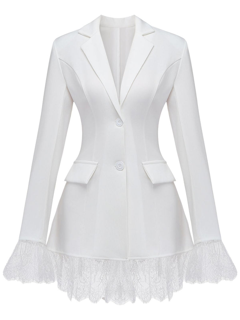 Une robe blazer blanche impeccable, cintrée, avec un col cranté et une délicate bordure en dentelle aux poignets et à l'ourlet.