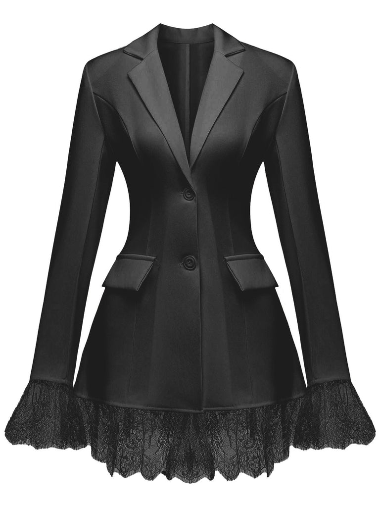 Vue de face de la robe blazer noire cintrée avec bordure en dentelle noire assortie à l'ourlet et aux manches.