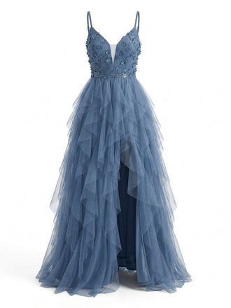 Robe de bal élégante d'inspiration vintage des années 1930, ornée de délicates applications, de volants de tulle scintillants, de paillettes et d'une fente latérale spectaculaire pour les occasions formelles.