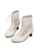 Bottes blanches à lacets sur fond blanc