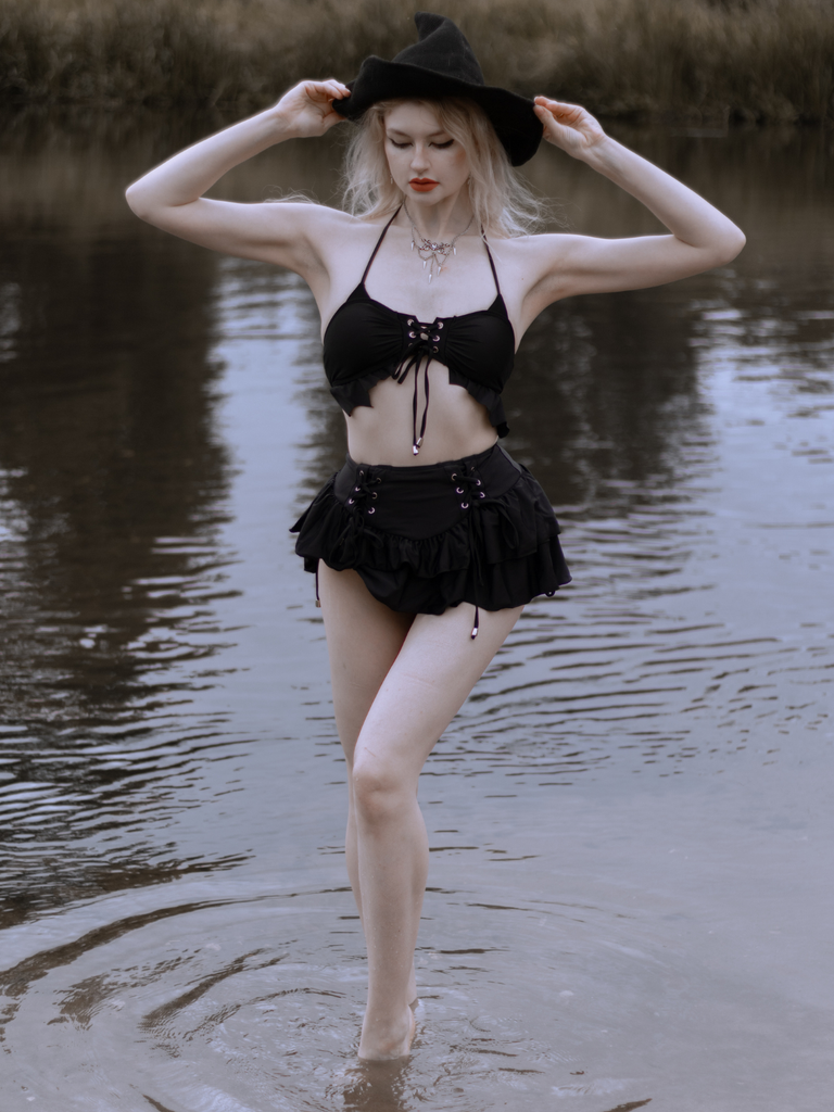 Ensemble bikini noir dos nu avec paréo à volants années 50