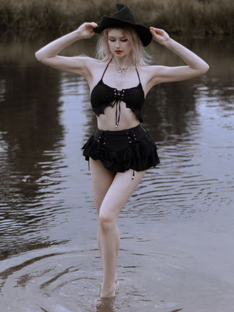 Ensemble bikini noir dos nu avec paréo à volants années 50