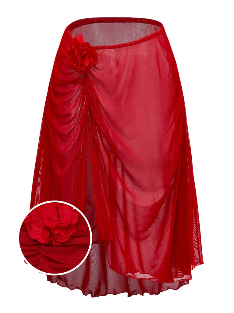 Cache-maillot de plage rouge vintage en maille, orné d'appliqués floraux en relief et d'un ourlet asymétrique, idéal pour un look piscine inspiré des années 60.