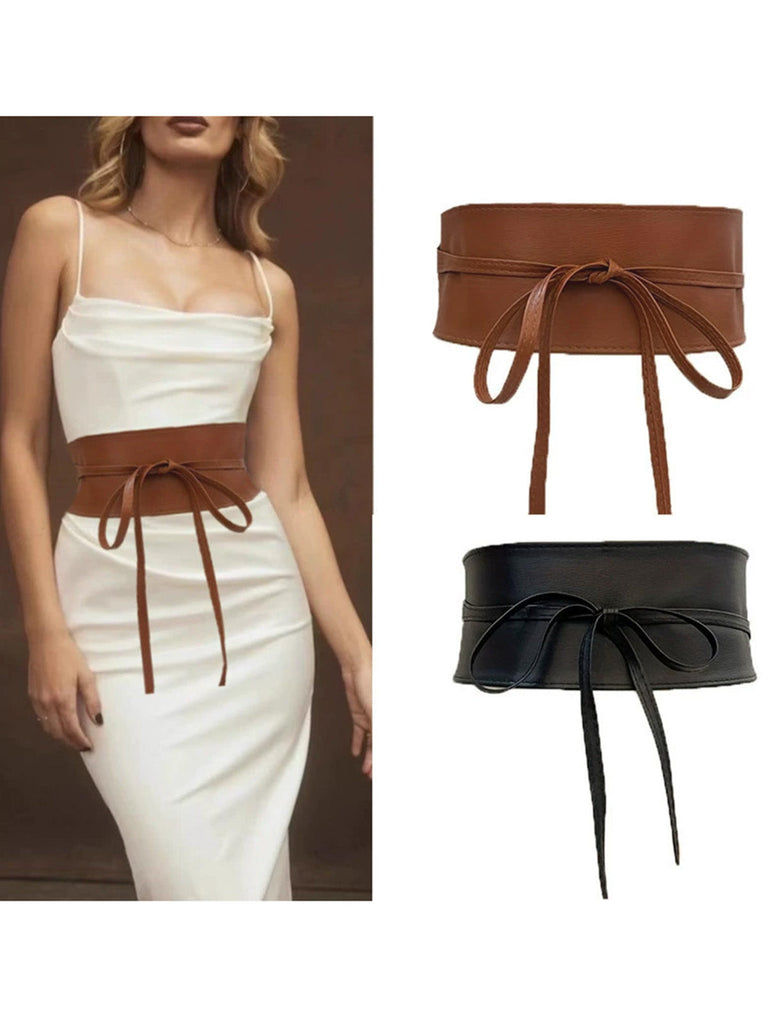 Ceinture marron et noire avec un mannequin portant une robe blanche.