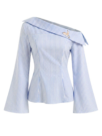Chemisier rayé bleu et blanc à épaules dénudées sur fond blanc