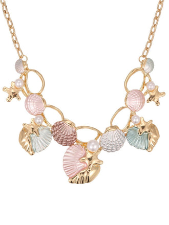 Collier avec breloques coquillage et étoile de mer sur fond blanc