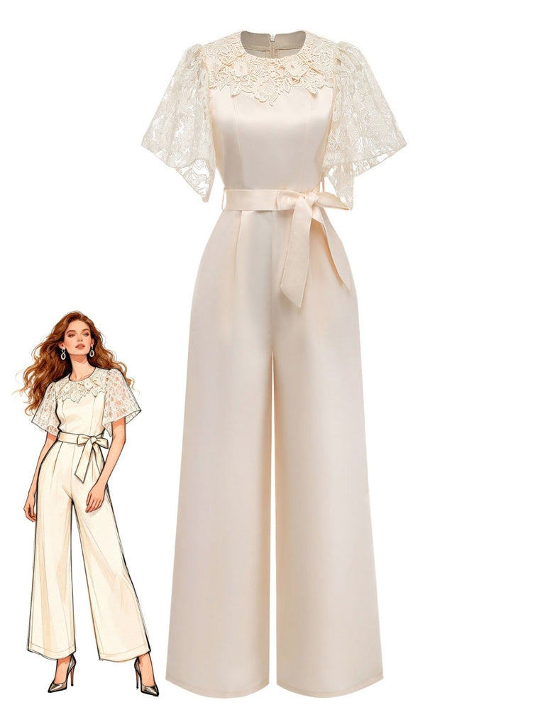 Femme portant une combinaison couleur crème avec des manches en dentelle et une ceinture, sur fond blanc.