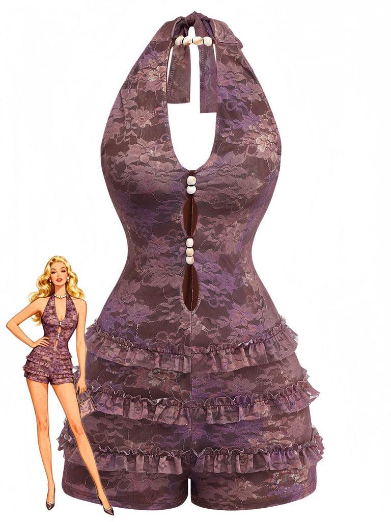 Une superbe combinaison dos nu en dentelle florale violette, ornée d'un décolleté en forme de goutte d'eau avec des perles et d'un short féminin à volants étagés, illustrée avec un dessin vintage.