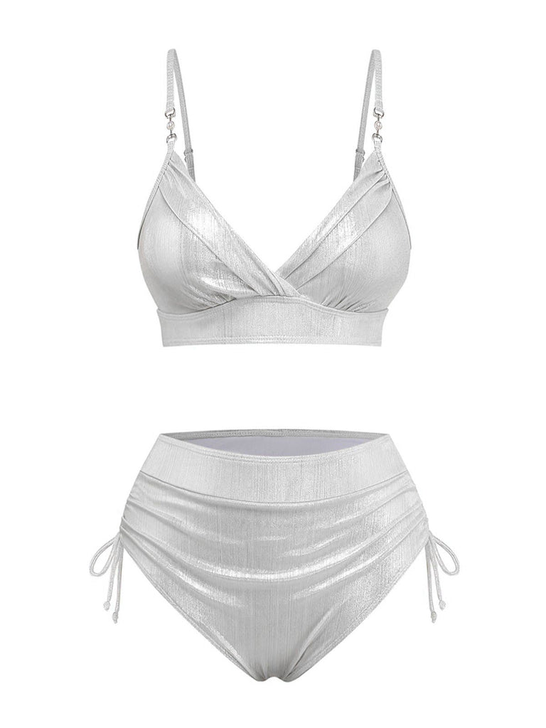Ensemble bikini métallique taille haute dans une variante de couleur argentée scintillante, vue de face.