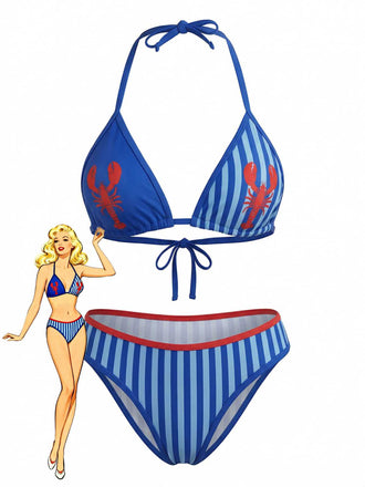 Un ensemble bikini deux pièces à rayures verticales bleues et bleu clair orné de motifs de homards rouges, comprenant un haut triangle dos nu et un bas assorti.