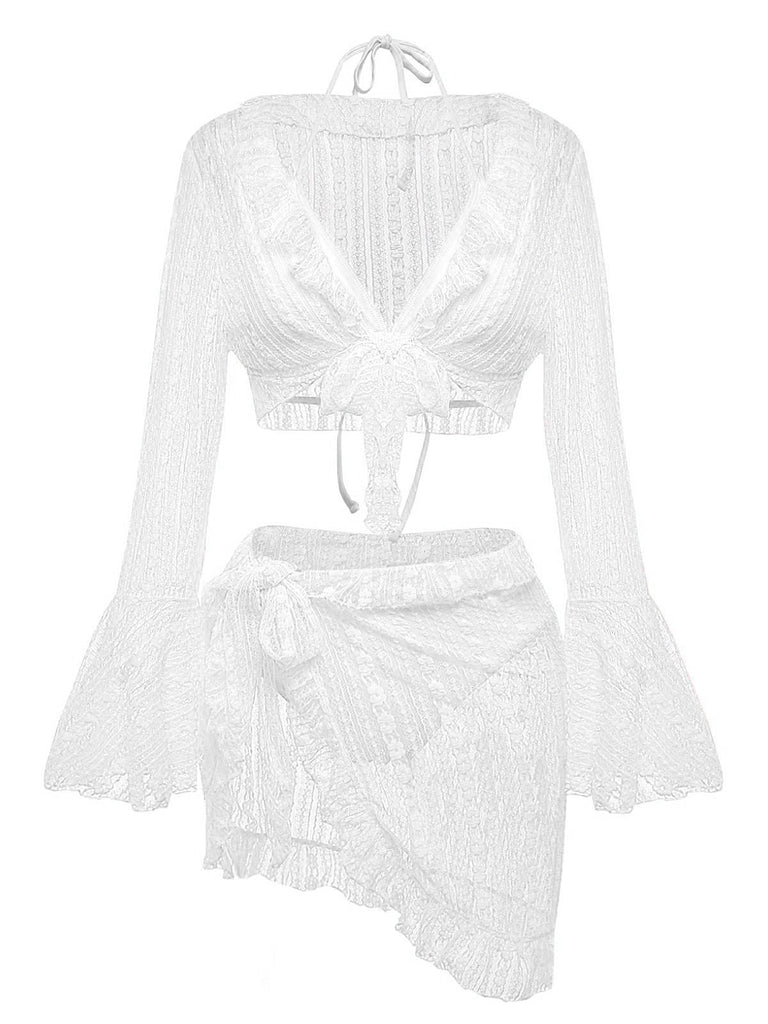 L'ensemble de maillot de bain 3 pièces en dentelle, présenté ici en blanc éclatant, est parfait pour un look bohème à la plage.