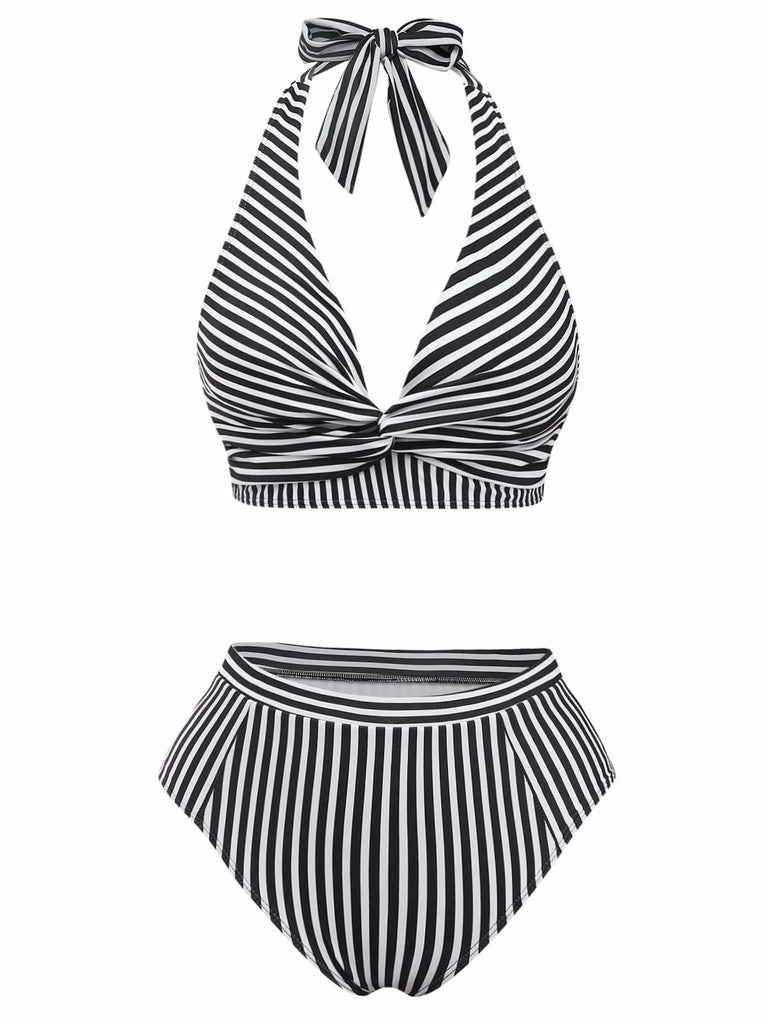 Ensemble bikini à rayures noires et blanches sur fond blanc