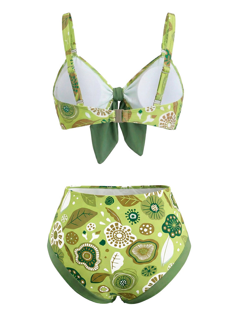 Ensemble bikini à motifs verts et blancs sur fond blanc