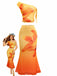 Un ensemble deux pièces éclatant, orné d'un dégradé orange et jaune et d'un grand imprimé floral de lys, comprenant un haut court asymétrique et une jupe longue assortie de style sirène.
