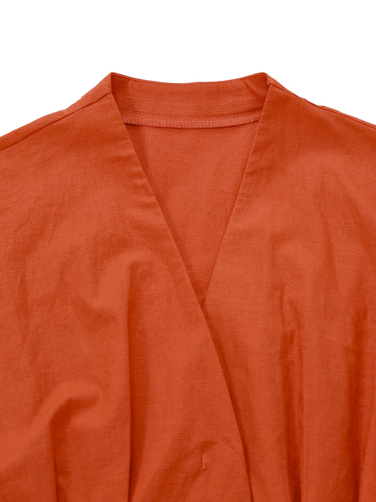 Robe unie orange à col en V et boutons et broche années 1940