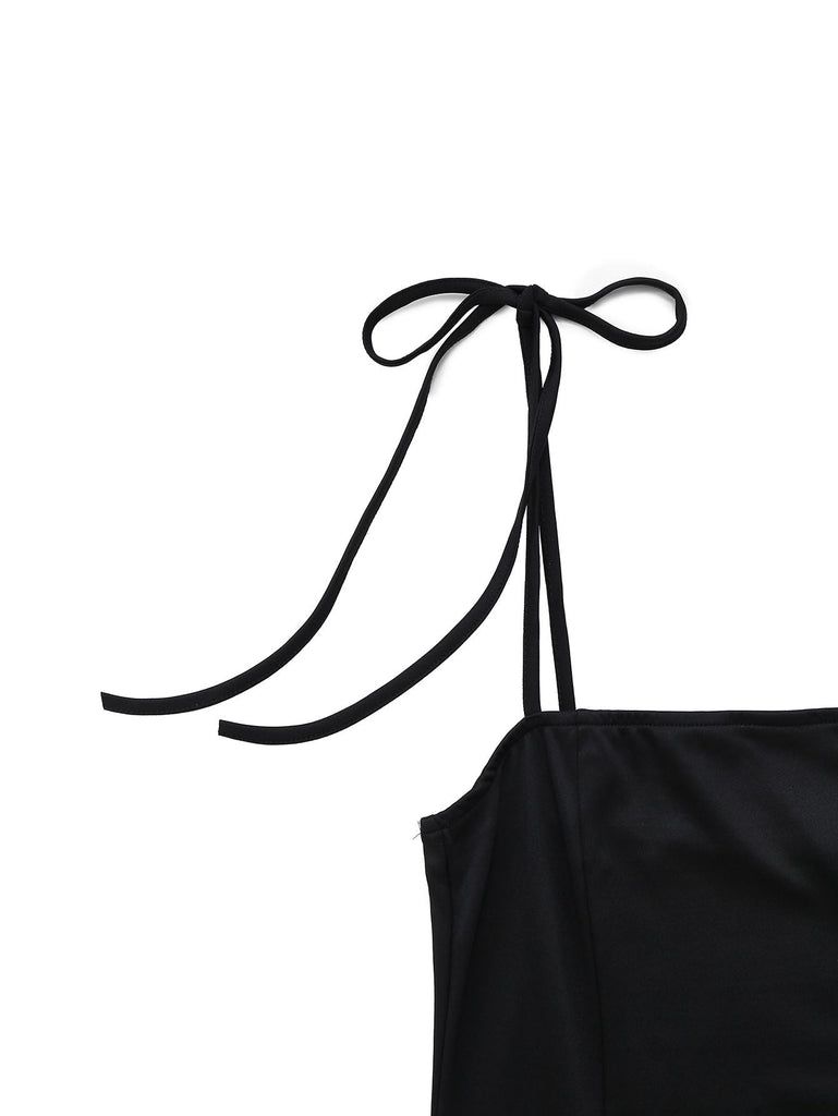 Robe noire à col carré et nœud papillon rouge années 60