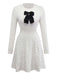 Robe pull blanche en tricot à nœud décoratif des années 1970