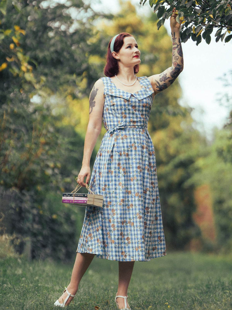 Robe bleue à lacets à carreaux roses des années 1940