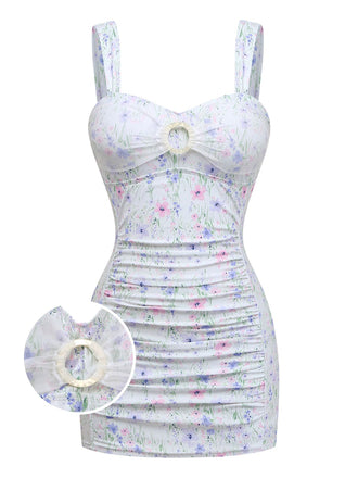 Élégante robe de bain blanche en résille à fleurs des années 1940, avec larges bretelles, décolleté en cœur et détails en résine pour un look vintage glamour à la plage.