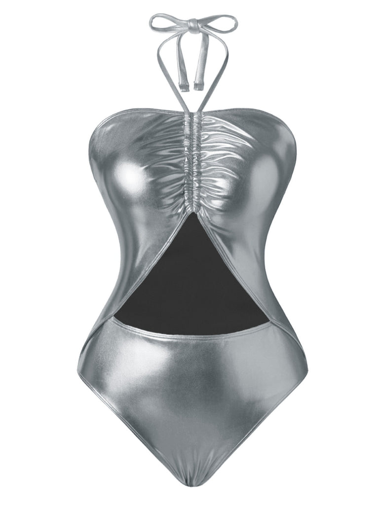 Maillot de bain argenté métallisé avec un motif de triangle noir sur fond blanc